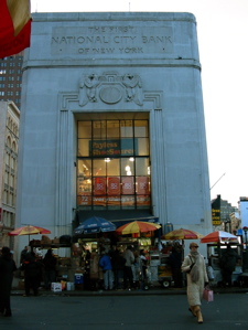 Édifice du "First National City Bank of New York", entouré de kiosques