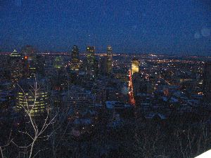 Downtown, viewed from the top of the Mont-Royal mountain, by night.