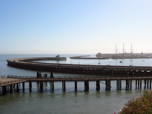 Quai entourant le parc aquatique autour du San Francisco Maritime National Historical Park, tout près de l'auberge