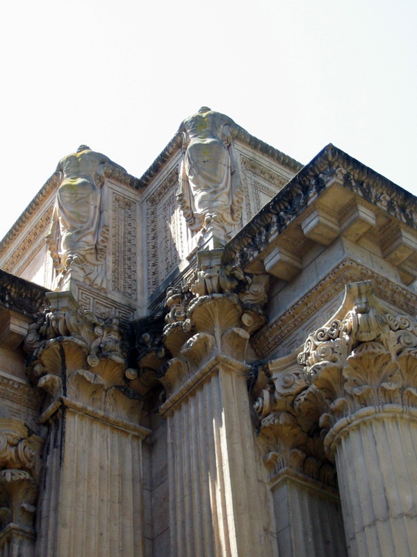 Statues au haut des colonnes
