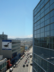 Vue de l'intérieur du Moscone Center, Howard St. en direction ouest