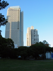 St. Regis Hotel (2005) et Pacific Telephone and Telegraph Building (1924) vus du Yerba Buena Gardens