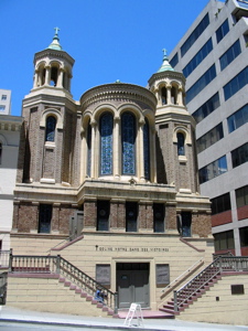 Église Notre Dame des Victoires (1913) sur Bush St. dans le "French Quarter" de San Francisco