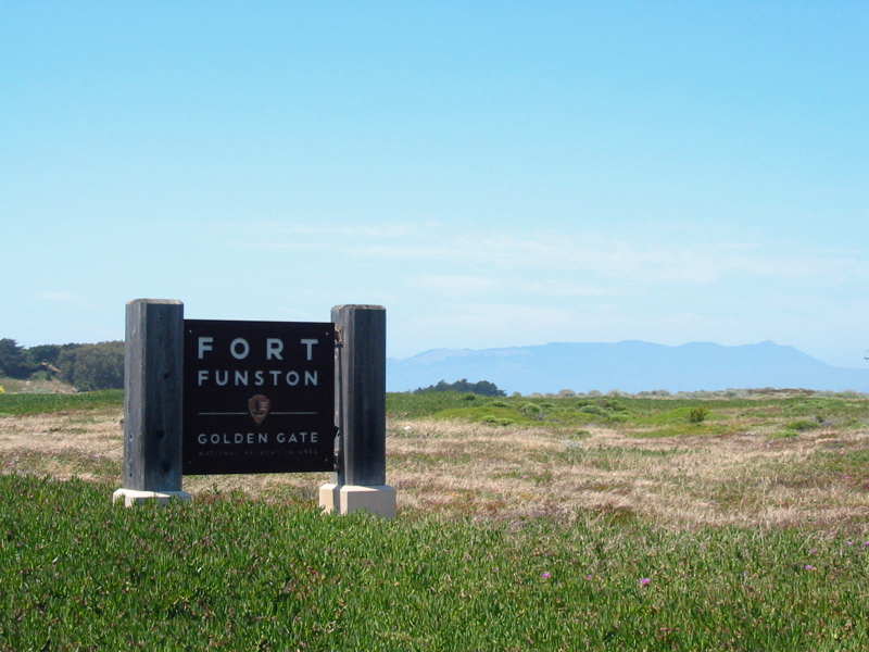 Fort Fuston fait partie du Golden Gate Rereation Aera, et il est accessible du John Muir Dr. par le Skyline Blvd