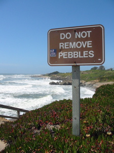 Pebble Beach (la plage aux cailloux) : ne pas enlever les cailloux