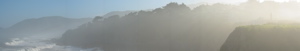 Panorama : Un brouillard épais recouvre la côte le matin