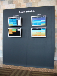 Plusieurs bornes composées de 4 écrans Apple Cinema Display de 30 pouces nous indiquent l'horaire de la journée