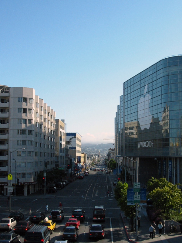 Howard St. et le Moscone Center vus du pont piétonnier du Yerba Buena Gardens