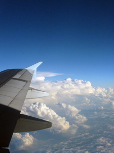 Aile d'avion et nuages