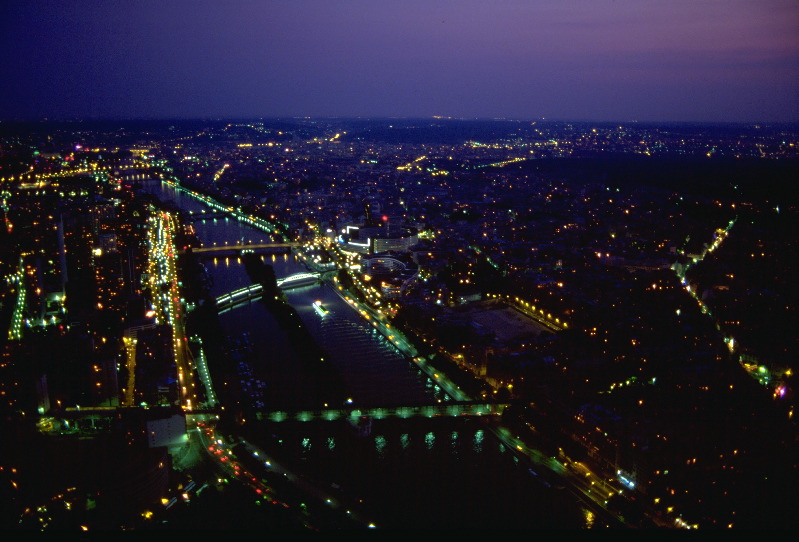 La Seine vue de nuit, du haut de la tour Eiffel