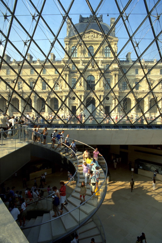 Le Louvres, coiffé avec élégance de la pyramide de Pei
