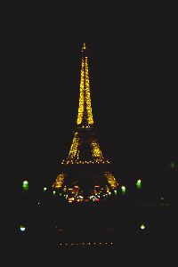L'ingénieuse tour de Gustave Eiffel dans sa tenue de nuit