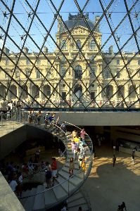 Le Louvres, coiffé avec élégance de la pyramide de Pei