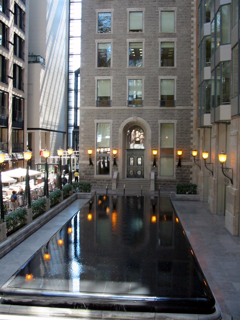 Visite du Centre de commerce mondial  de Montréal. Le bassin de la grande place.