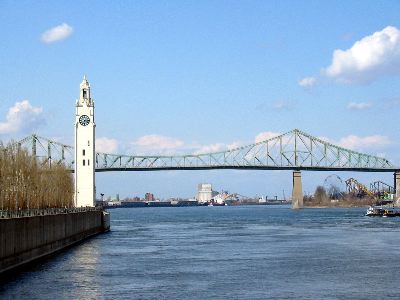 La tour de l'horloge, le pont Jacques-Cartier et la Ronde.