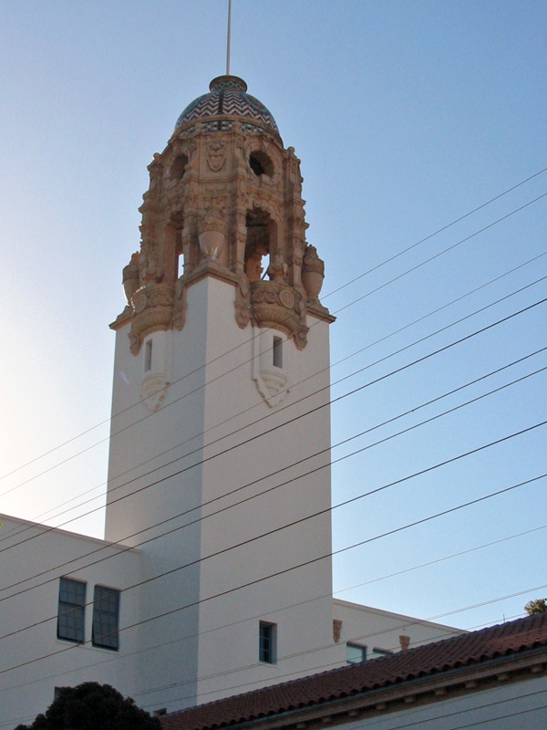 Construite en 1924-1925, le style architechtural de Mission High School est nommé "Mission Revival"