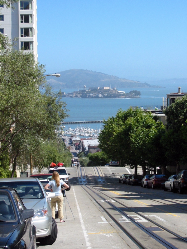 Pente de Hyde St. près de Lombard St. avec Fisherman's Wharf et Alcatraz au bout