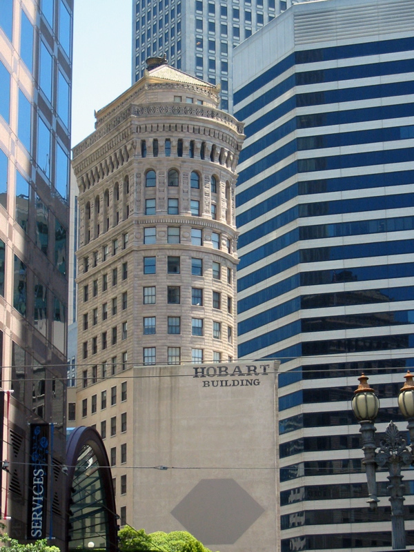 Hobart Building de Willis Polk (1914), un architecte ayant grandement contribué à la reconstruction de San Francisco après le tremblement de terre de 1906 (582-592 Market St. / Montgomery St.)