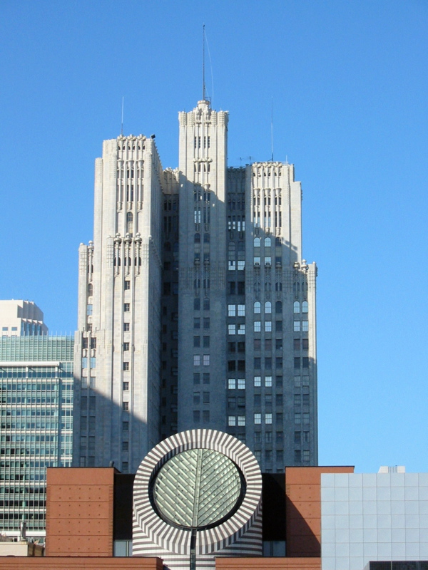 San Francisco Museum of Modern Art (SFMoMA) et Pacific Telephone and Telegraph Building (1924) vu du Yerba Buena Gardens