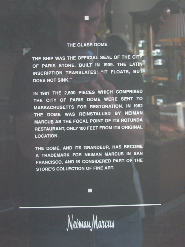 Plaque informative sur l'histoire de la verrière du Neiman Marcus