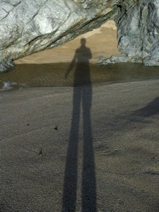 Auto-portrait sur plage au soleil couchant