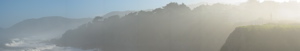 Panorama : Un brouillard épais recouvre la côte le matin