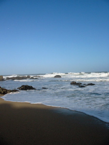 La plage se mouille doucement, alors que la marée monte