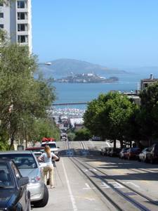 Pente de Hyde St. près de Lombard St. avec Fisherman's Wharf et Alcatraz au bout