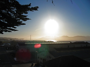 Fort Mason et pont du Golden Gate au soleil couchant